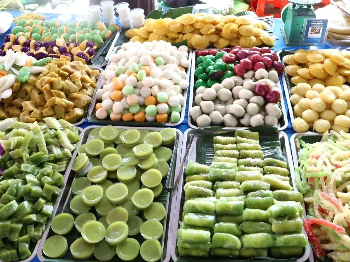 Các gian hàng bánh dân gian An Giang trưng bày đa dạng màu sắc và hương vị Long Xuyên.