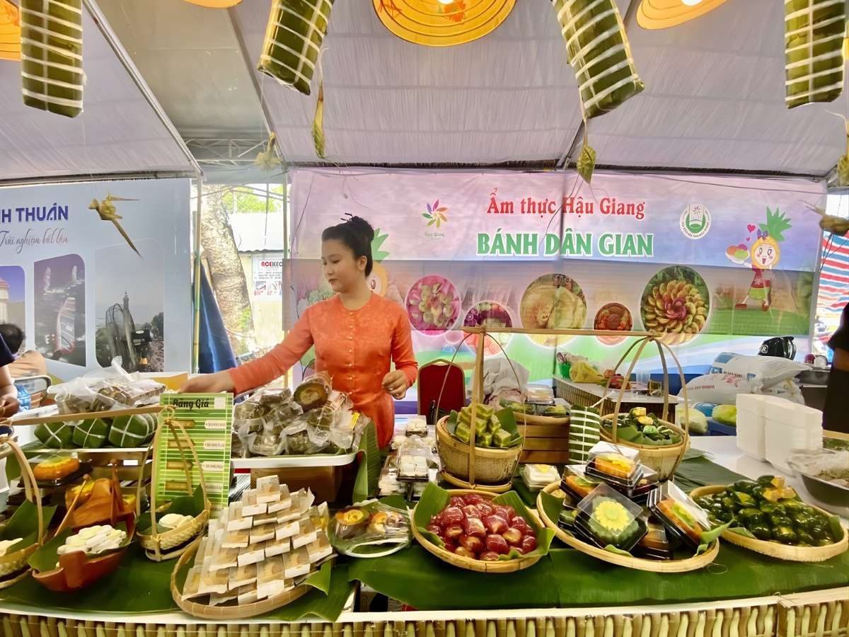 Không gian trưng bày bánh dân gian tái hiện nét ẩm thực truyền thống Nam Bộ.