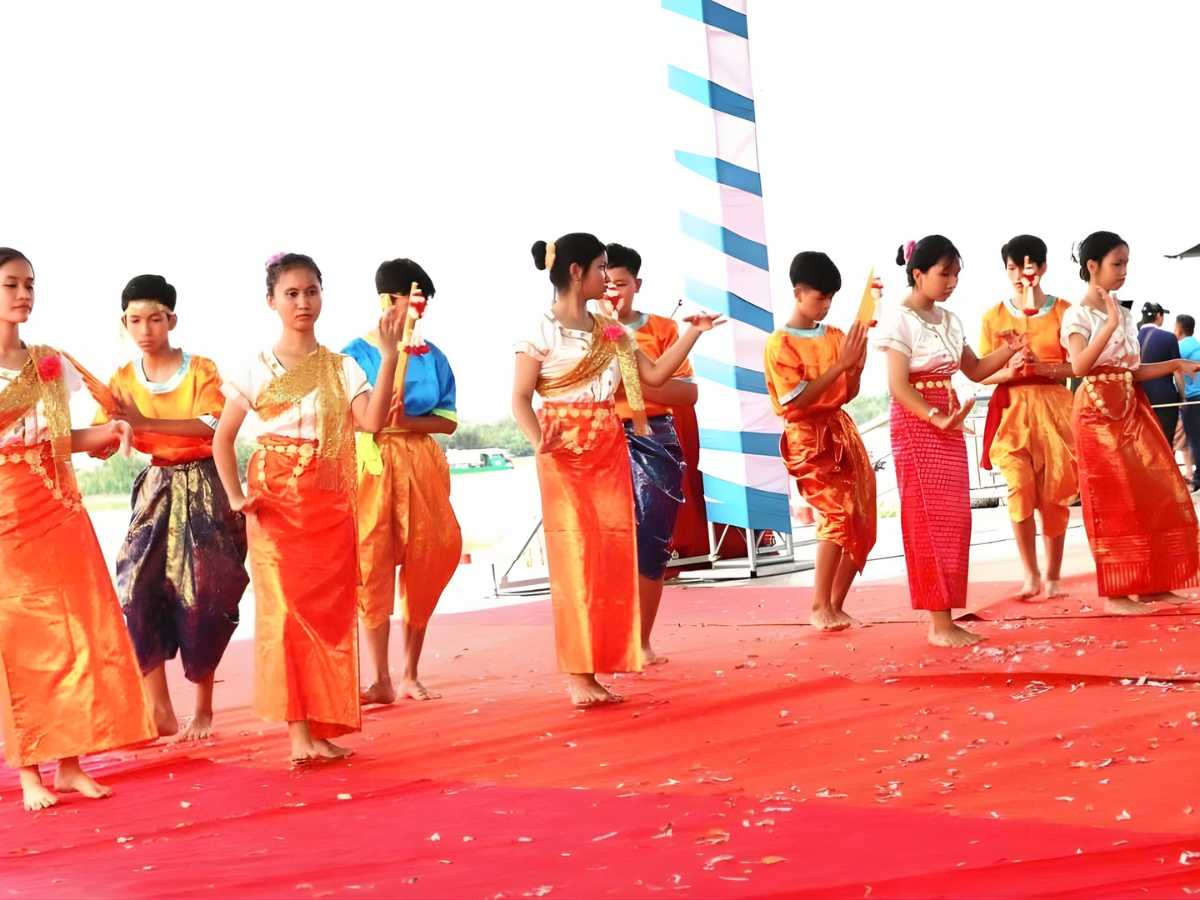 Du khách tham gia trải nghiệm văn hóa qua các hoạt động lễ hội truyền thống cũng như văn hóa cộng đồng.