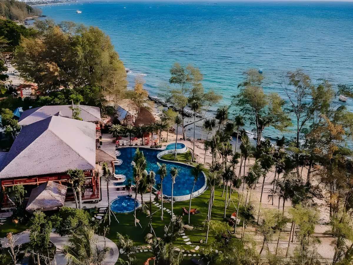 Ocean Bay Resort & Spa Phú Quốc sở hữu vị trí ven biển xanh mát gần bãi Ông Lang.