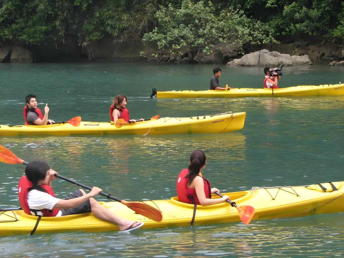 Hoạt động chèo thuyền kayak giúp du khách khám phá cảnh quan Cửa Cạn.