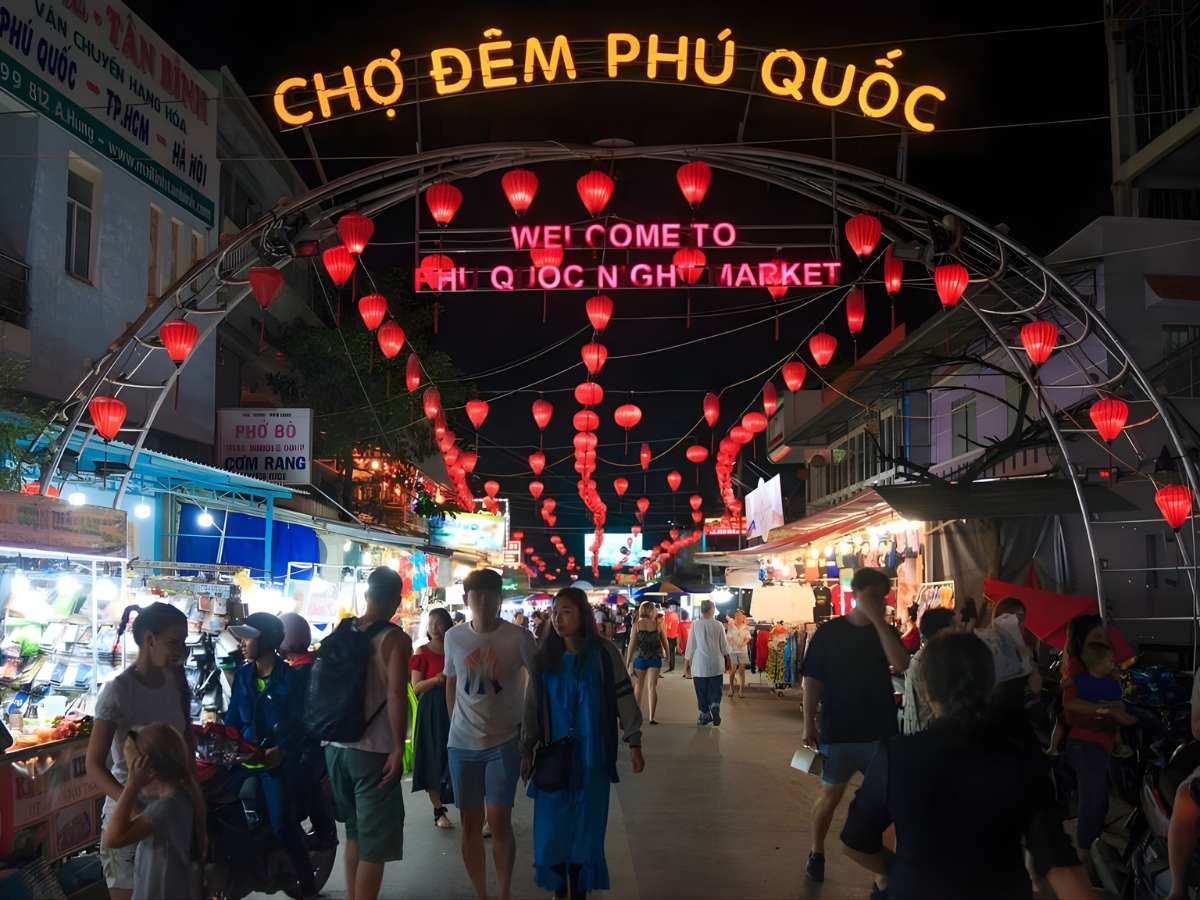Chợ đêm Phú Quốc mang đến trải nghiệm ẩm thực và văn hóa địa phương.
