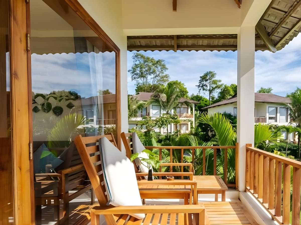 Không gian Camia Resort & Spa hài hòa giữa kiến trúc gỗ và thiên nhiên Phú Quốc.