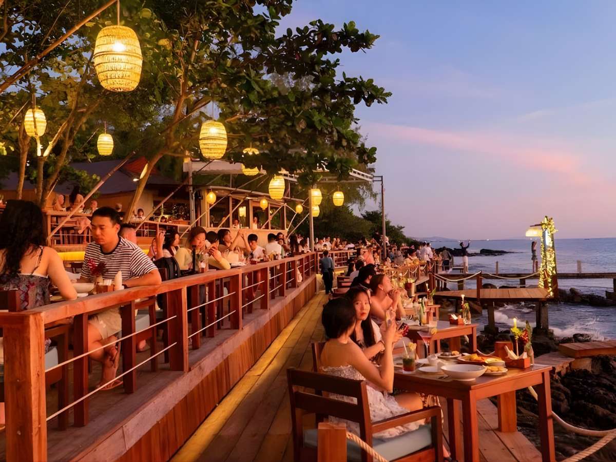 Bữa tối lãng mạn bên biển mang đến trải nghiệm ẩm thực nhẹ nhàng, tinh tế.