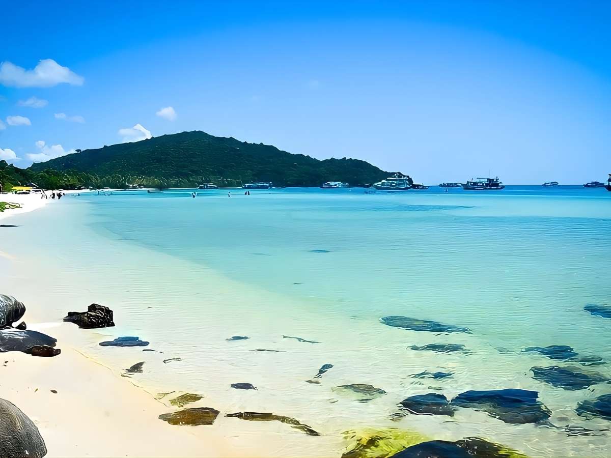 Bãi biển Ông Lang gây ấn tượng với vẻ đẹp tự nhiên và không gian yên bình.