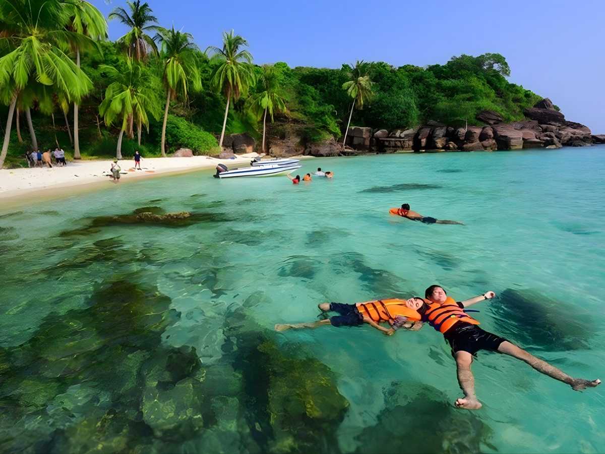 Bãi biển Ông Lang mang đến trải nghiệm bơi lội và thư giãn. 