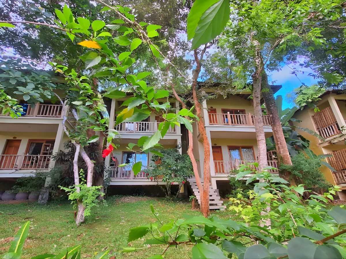 Bungalow Ancarine Beach Resort Phu Quoc hòa mình thiên nhiên với kiến trúc mộc mạc. 