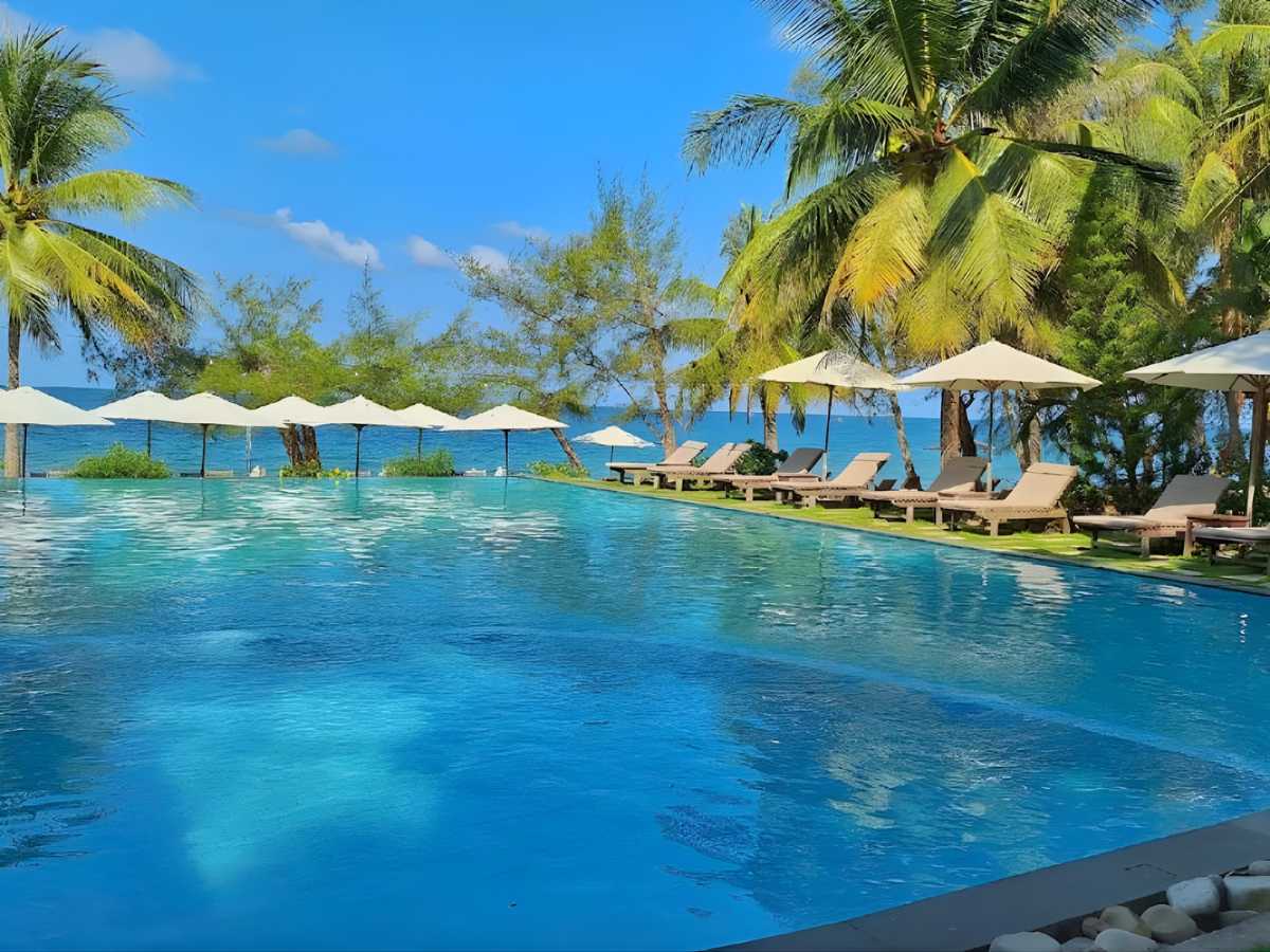 Hồ bơi vô cực Ancarine Beach Resort Phu Quoc mở ra tầm nhìn biển xanh thư giãn.