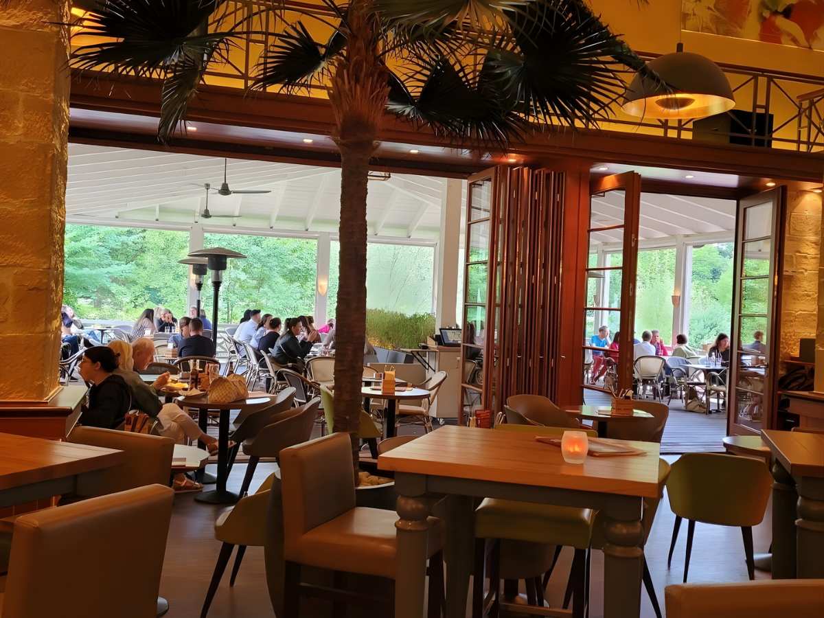 Nhà hàng Del Sol mang đến trải nghiệm ẩm thực ven biển tại Famiana Resort.