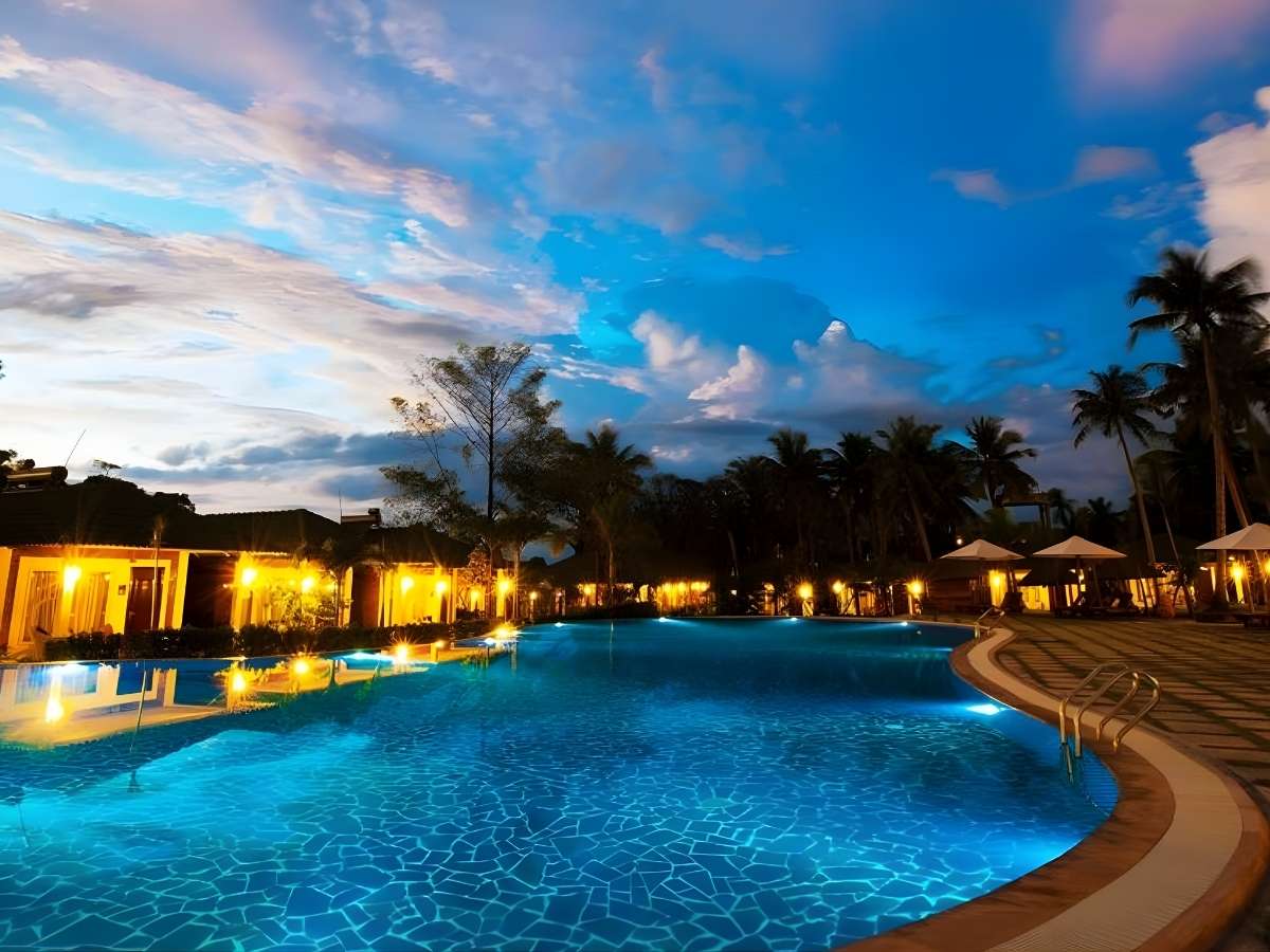 Hồ bơi ngoài trời tại Famiana Green Villa tạo không gian thư giãn gần gũi thiên nhiên.
