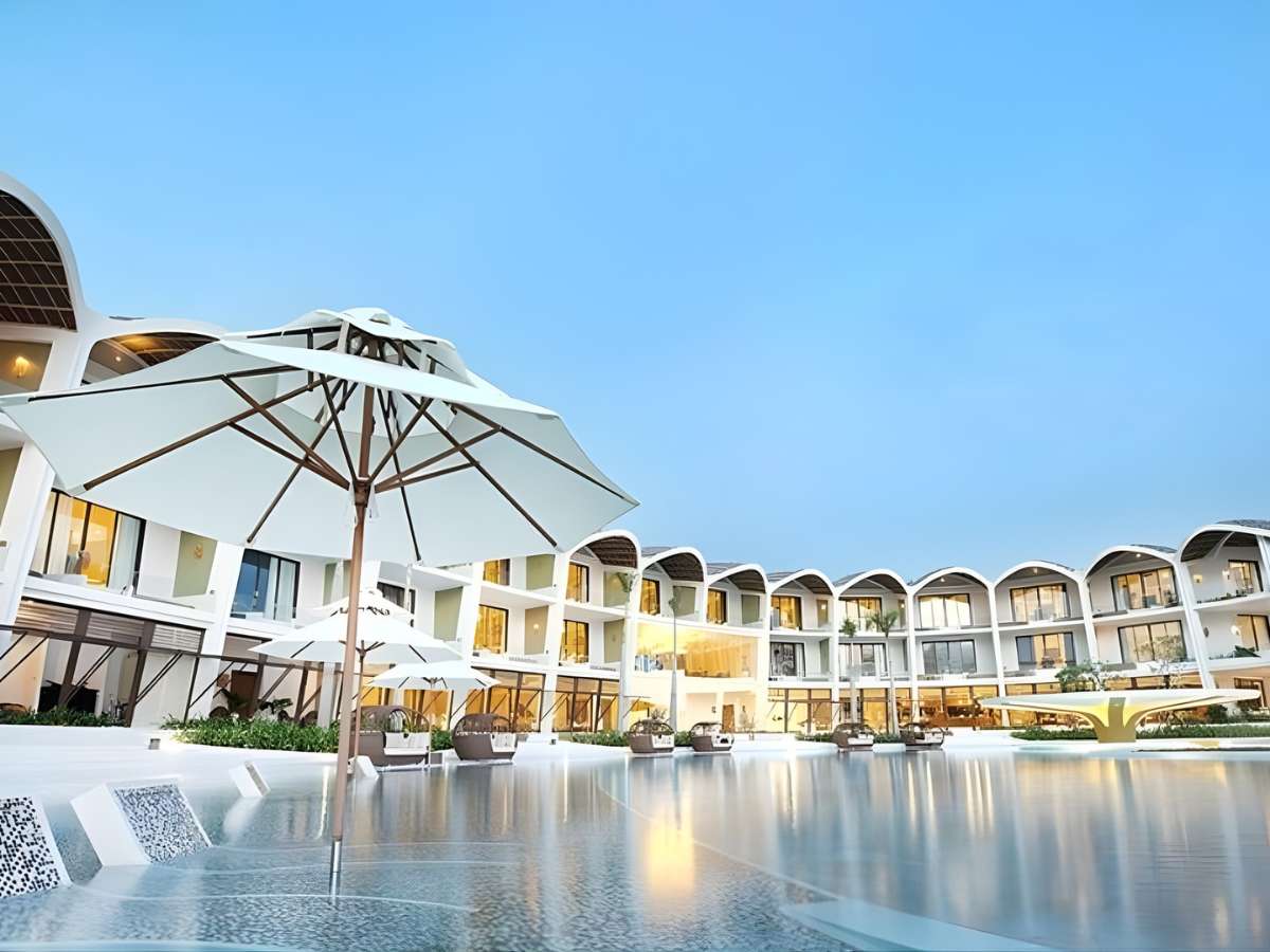 The Shells Resort & Spa Phú Quốc nổi bật với kiến trúc hài hòa thiên nhiên biển.