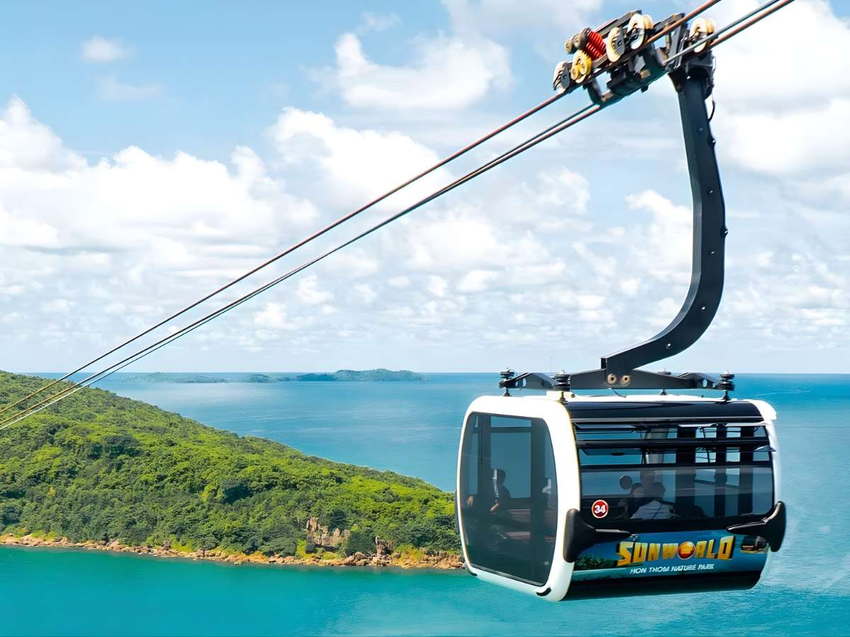Cáp treo Hòn Thơm kết nối Lahana Resort với hành trình khám phá biển đảo.