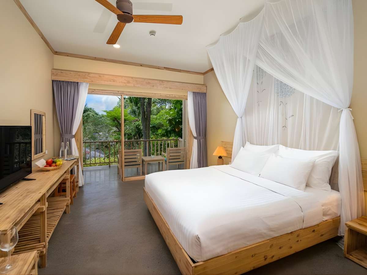 Không gian phòng nghỉ tại Lahana Resort Phú Quốc & Spa mang cảm giác thư thái.