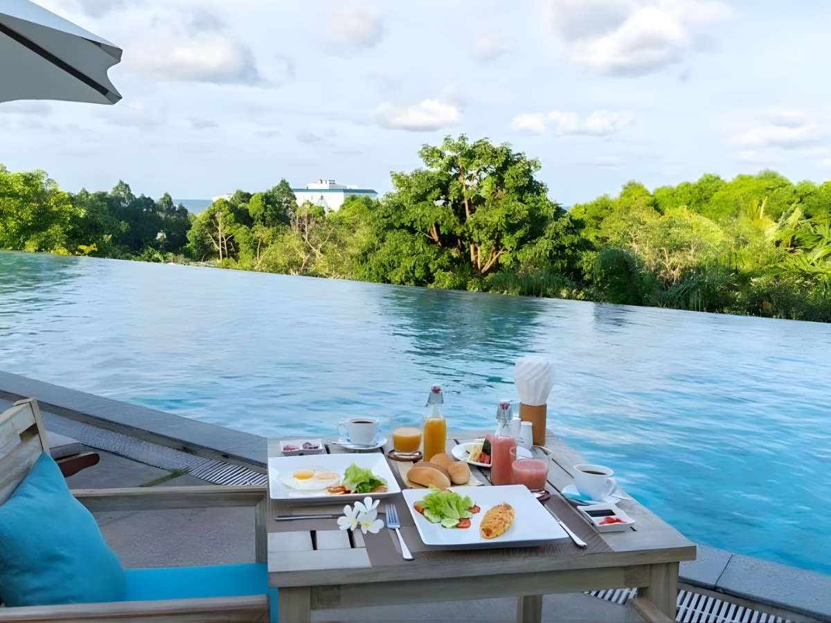 Hồ bơi ngoài trời Lahana Resort Phú Quốc & Spa tạo trải nghiệm nghỉ dưỡng nhẹ nhàng.