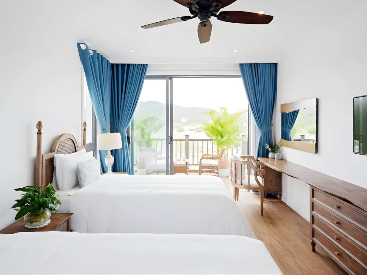 Phòng nghỉ tại Sunset Sanato Resort & Villas mang phong cách tối giản, thoáng đãng.