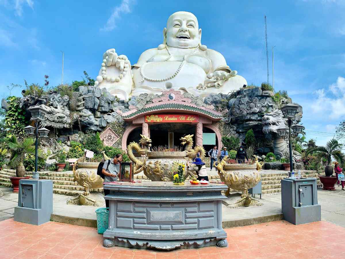 Cận cảnh tượng Phật Di Lặc thể hiện quy mô kiến trúc và ý nghĩa tâm linh.
