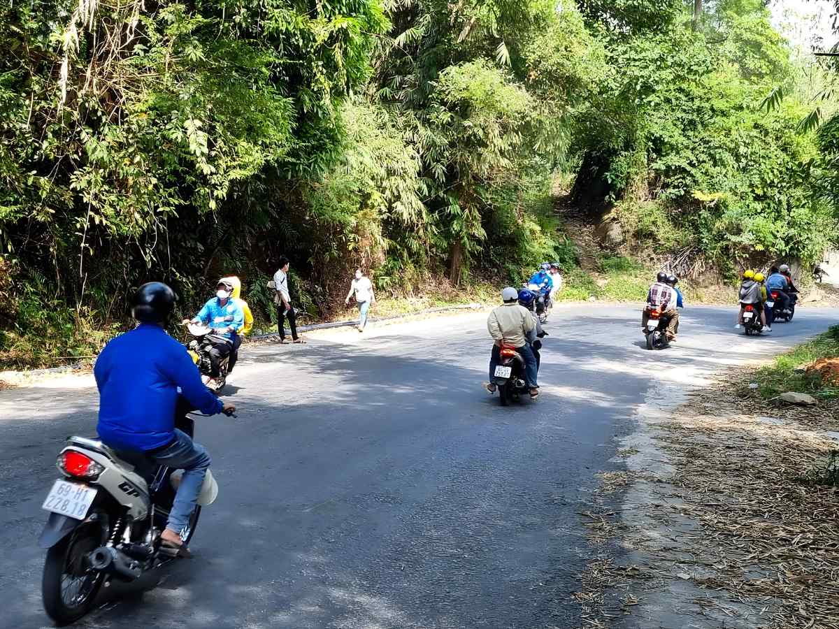 Hành trình di chuyển lên Núi Cấm mang lại trải nghiệm tham quan núi rừng.