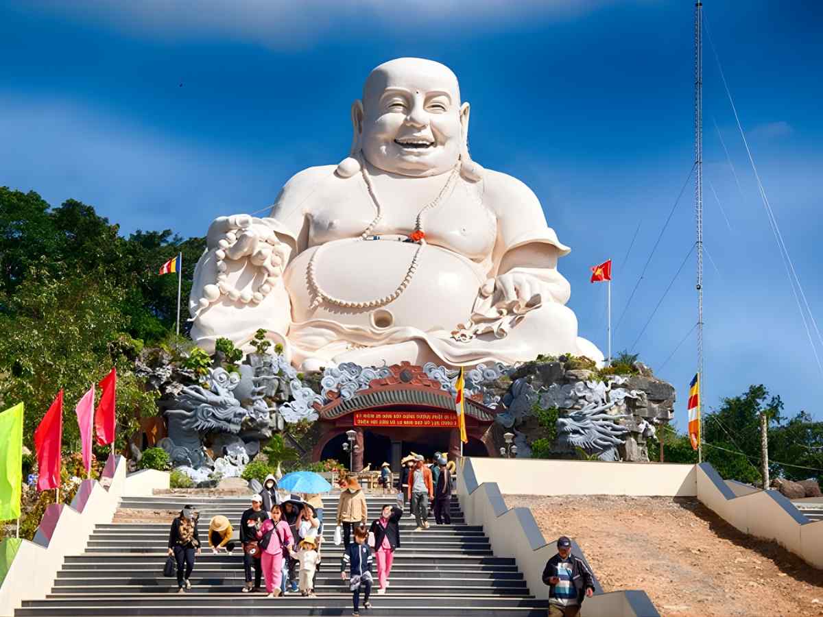 Du khách tham quan Tượng Phật Di Lặc tại Núi Cấm mặc trang phục kín đáo và giữ thái độ trang nghiêm.