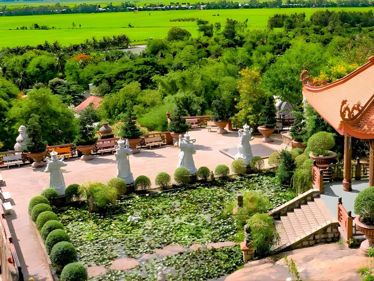 Quần thể Núi Sam tạo cảnh quan tâm linh hài hòa giữa đồng bằng An Giang.