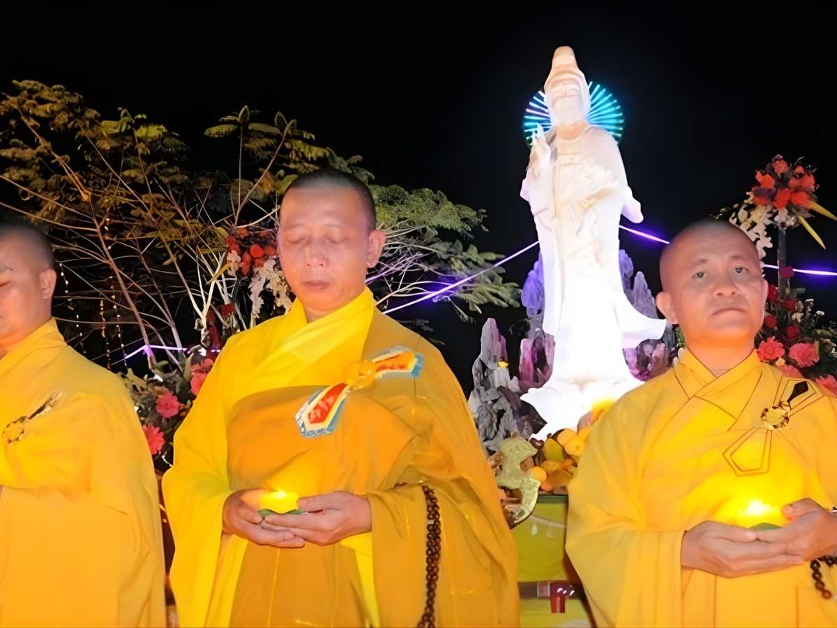 Không gian chiêm bái tại Núi Sam mang đến trải nghiệm tâm linh trang nghiêm.