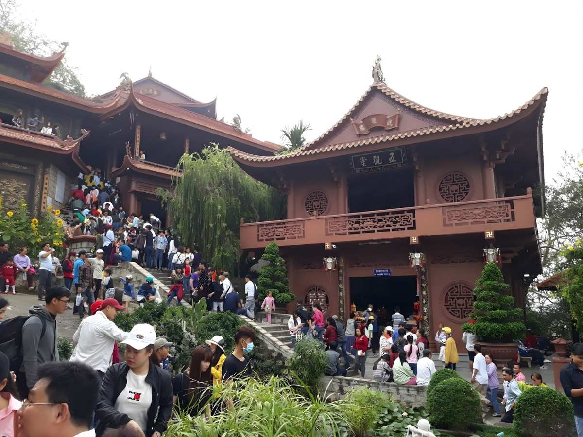 Trang phục khi đi vào không gian văn hóa tâm linh kín đáo, lịch sự.