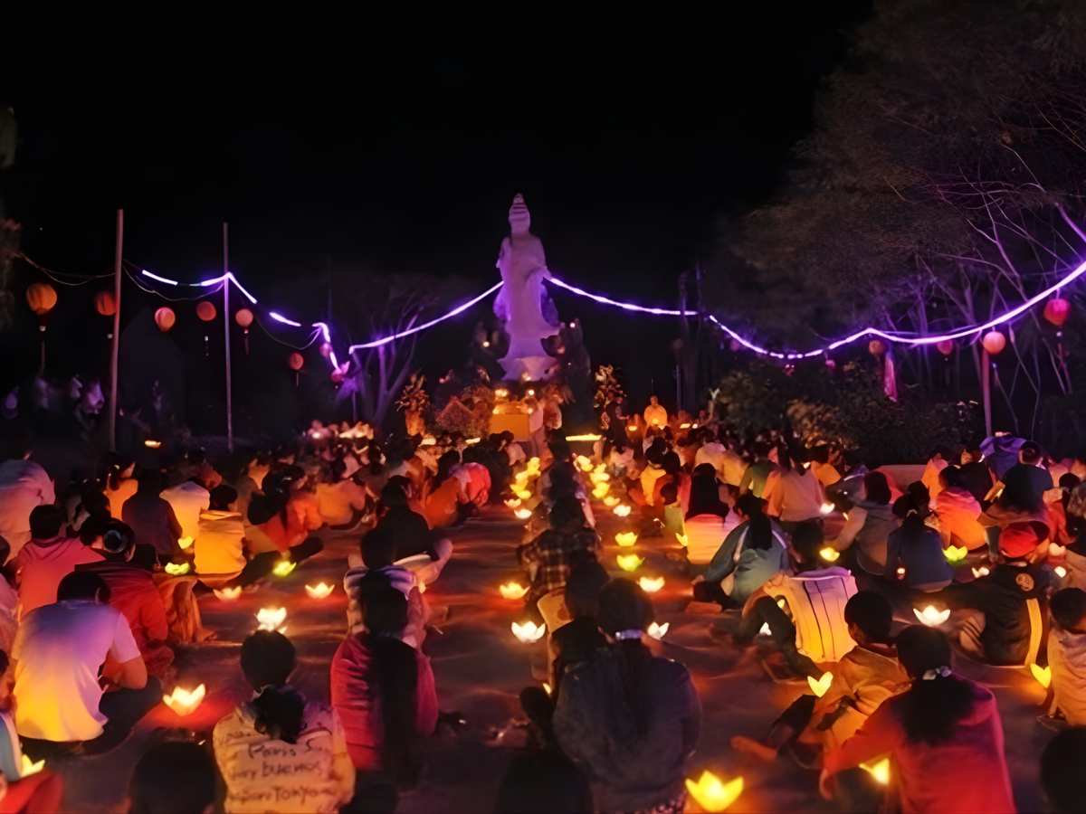 Tượng Phật Quan Âm trên Núi Sam thể hiện vẻ đẹp nghệ thuật và tín ngưỡng.