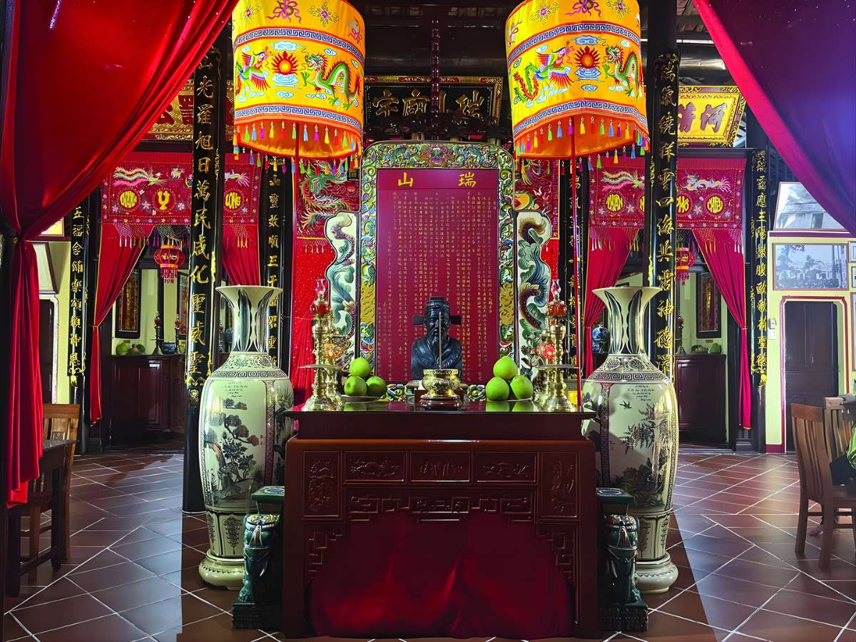 Nghi thức dâng hương tại đền diễn ra trang trọng, thể hiện lòng tri ân.