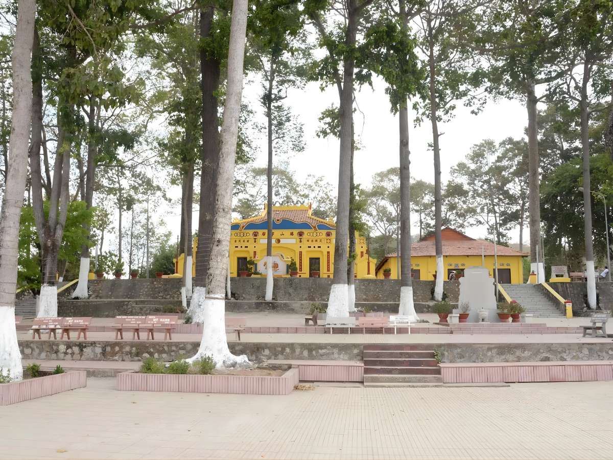 Không gian Đền thờ Thoại Ngọc Hầu mang vẻ trang nghiêm giữa thiên nhiên Núi Sập.