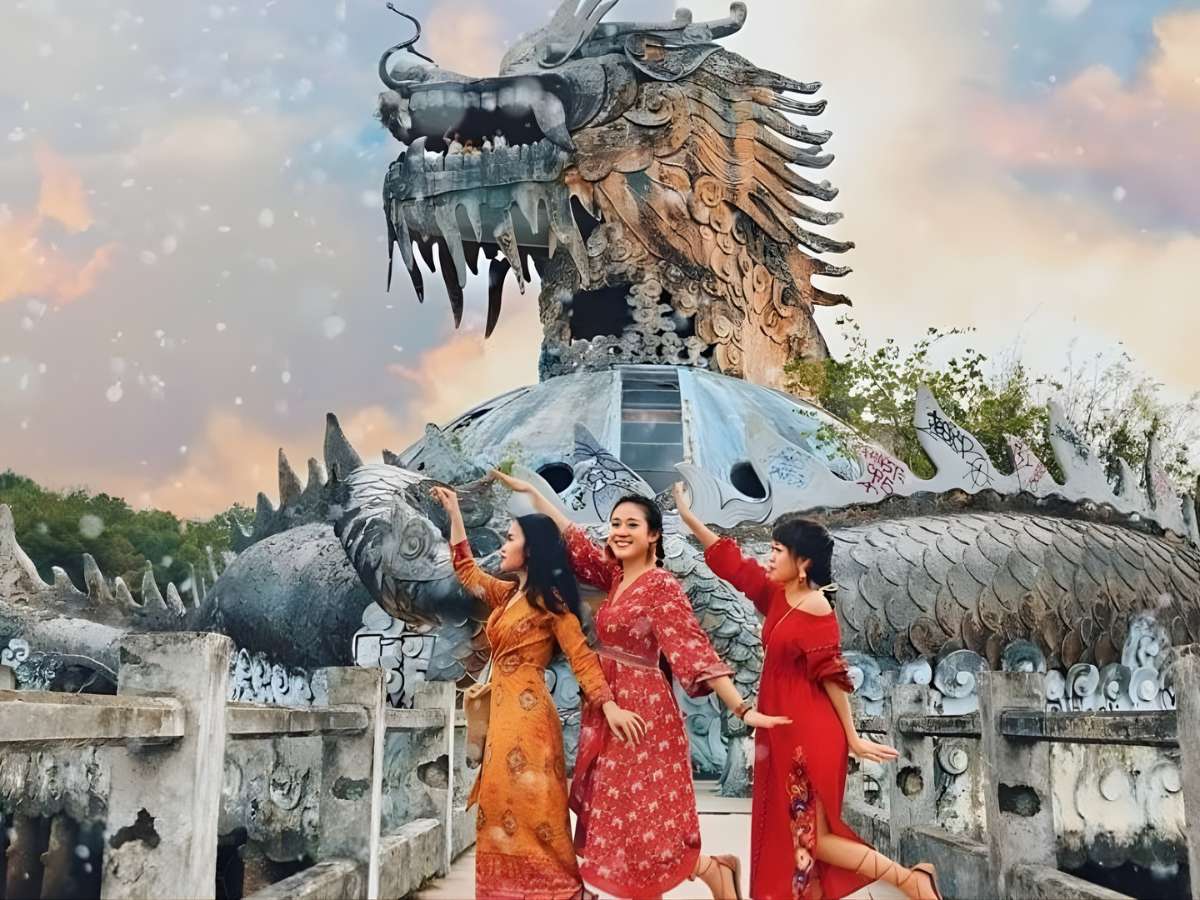 Tham quan Hồ Thủy Liêm vào mùa khô giúp trải nghiệm cảnh quan trọn vẹn.