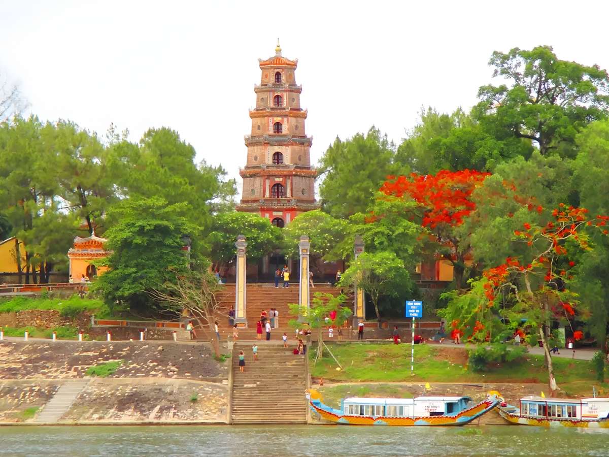 Hồ Thủy Liêm kết nối hài hòa với các điểm di tích trong hành trình khám phá Huế. 