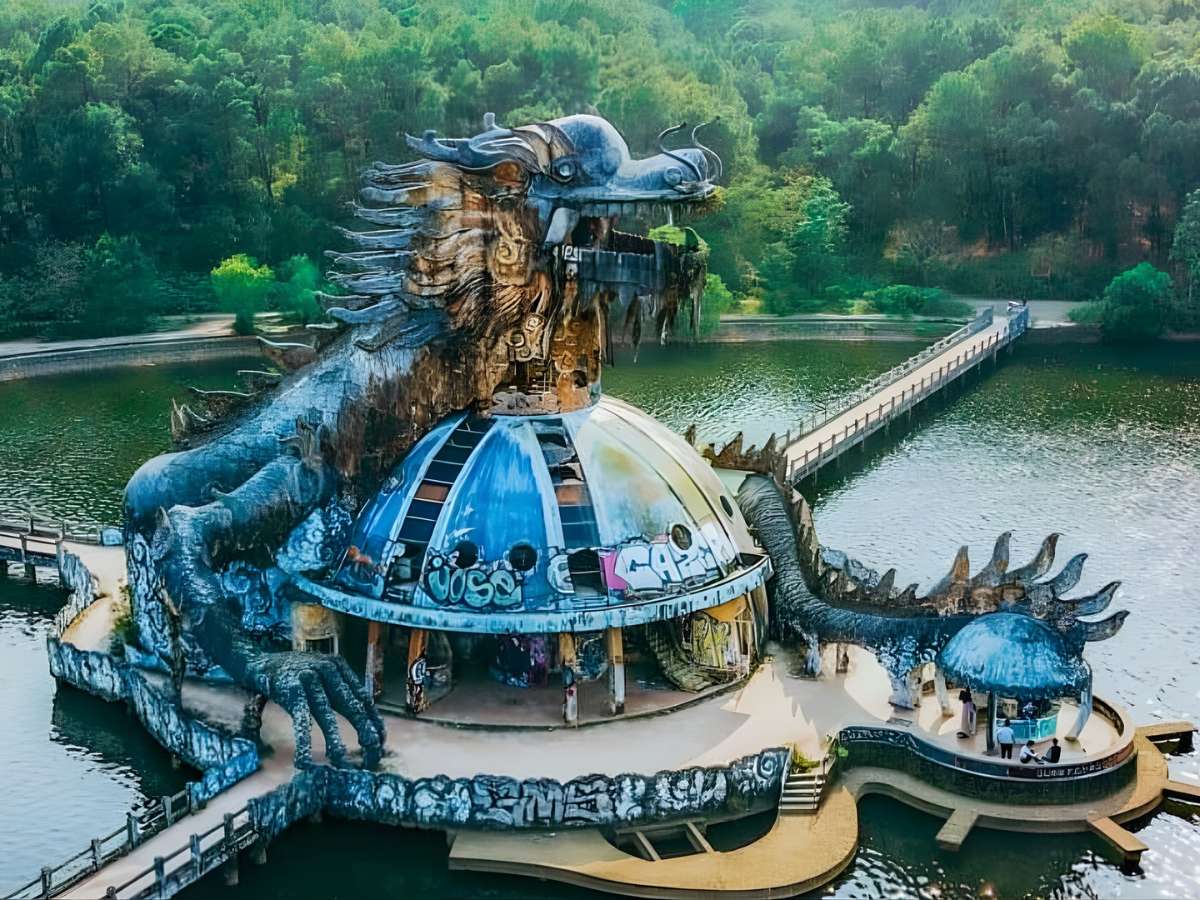 Hồ Thủy Liêm Huế nằm giữa thiên nhiên xanh, tạo cảnh quan độc đáo.