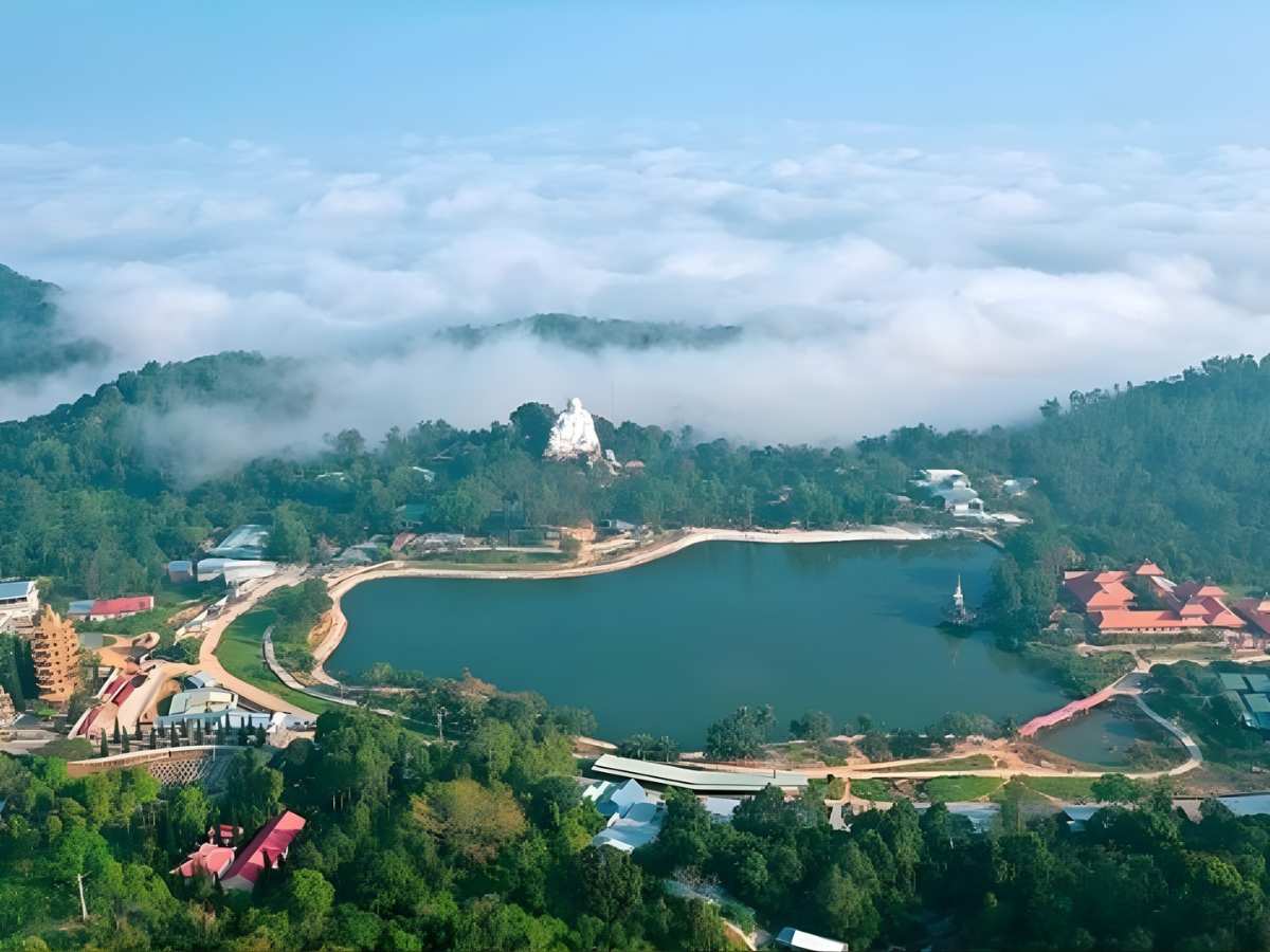 Khám phá thiên nhiên nguyên bản Vồ Bồ Hồng mở ra không gian núi non và hồ nước hài hòa.