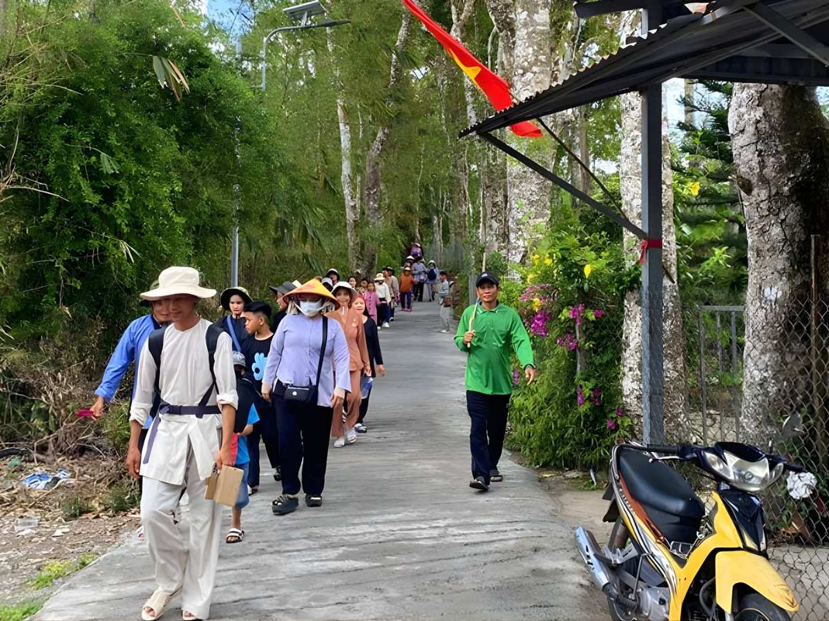 Thời điểm sáng sớm thích hợp tham quan Vồ Bồ Hồng và ngắm cảnh.