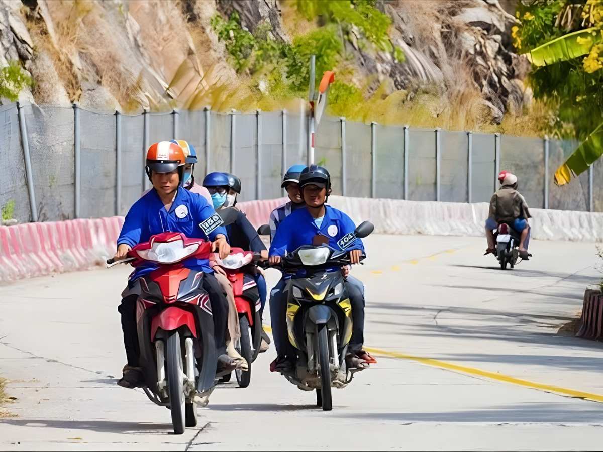 Hành trình di chuyển đến Vồ Bồ Hồng mang đến trải nghiệm khám phá núi rừng.