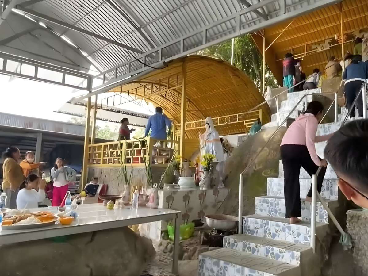 Lối đi khám phá Vồ Đầu dẫn qua đá tự nhiên và rừng ven biển.