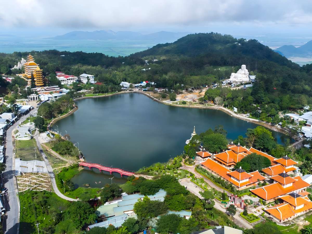 Ngắm không gian Núi Cấm với địa hình đá tự nhiên mở ra tầm nhìn rộng, hợp tham quan và chụp ảnh.
