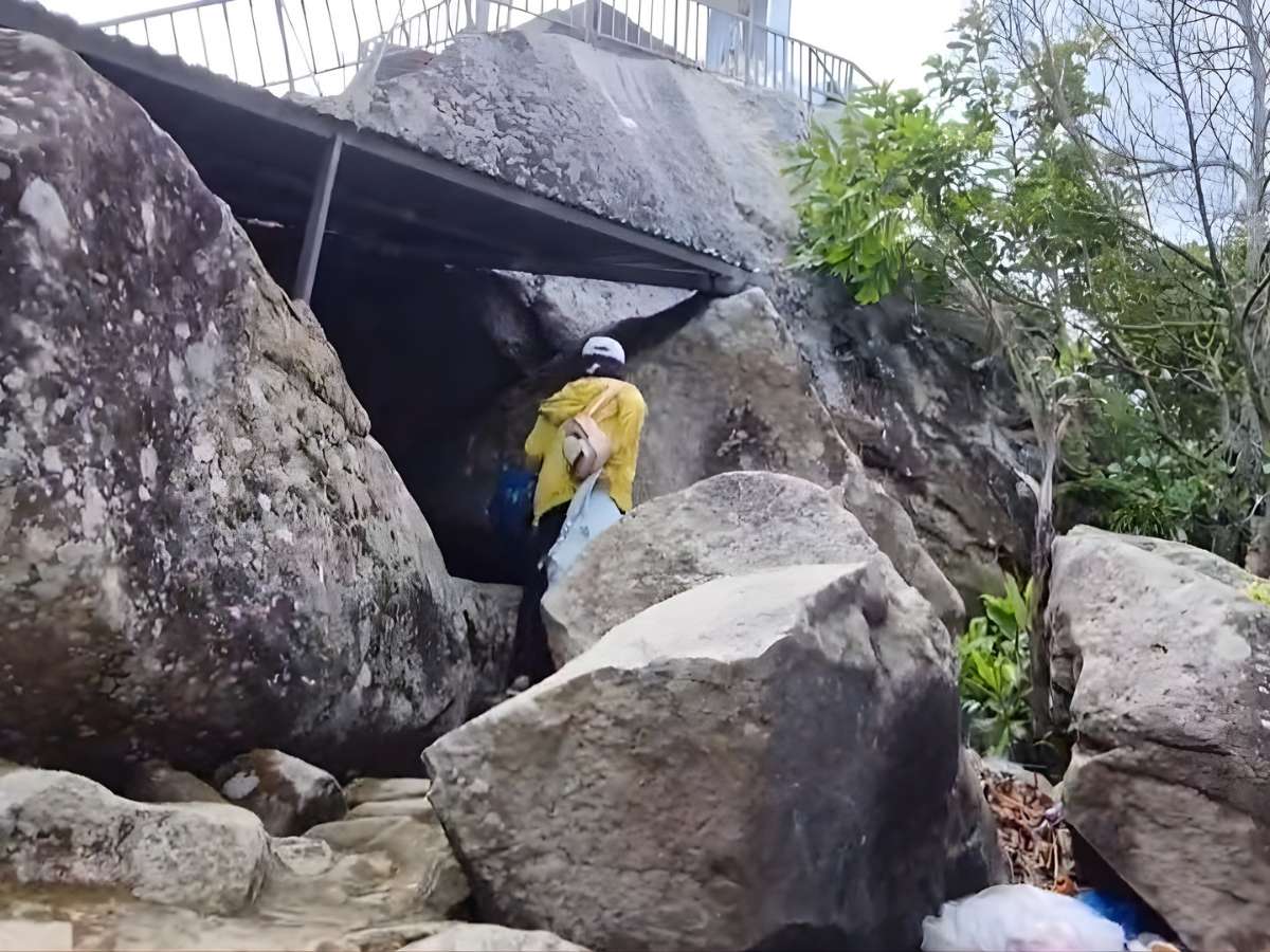 Cảnh quan Vồ Bà Núi Cấm mang vẻ hoang sơ, yên bình giữa núi rừng An Giang.