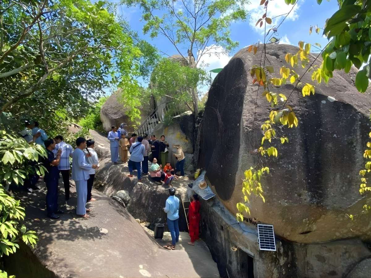Vồ Ông Bướm trên Núi Cấm mang vẻ đẹp nguyên sơ, gắn liền cảnh quan rừng núi An Giang.