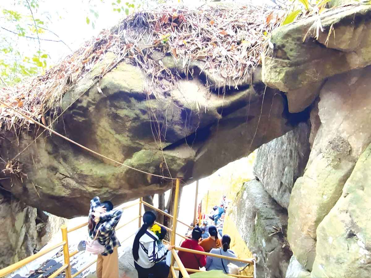Vồ Thiên Tuế gây ấn tượng với vòm đá tự nhiên độc đáo giữa rừng An Giang.