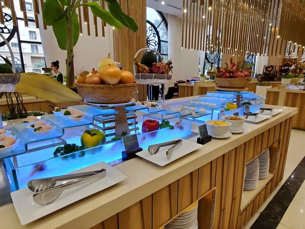 Khu buffet sáng Vinholidays Fiesta Phú Quốc phục vụ đa dạng món ăn Á Âu.