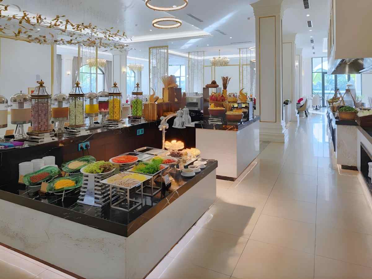 Nhà hàng Melia Vinpearl Phú Quốc phục vụ ẩm thực Á Âu trong không gian sang trọng. 