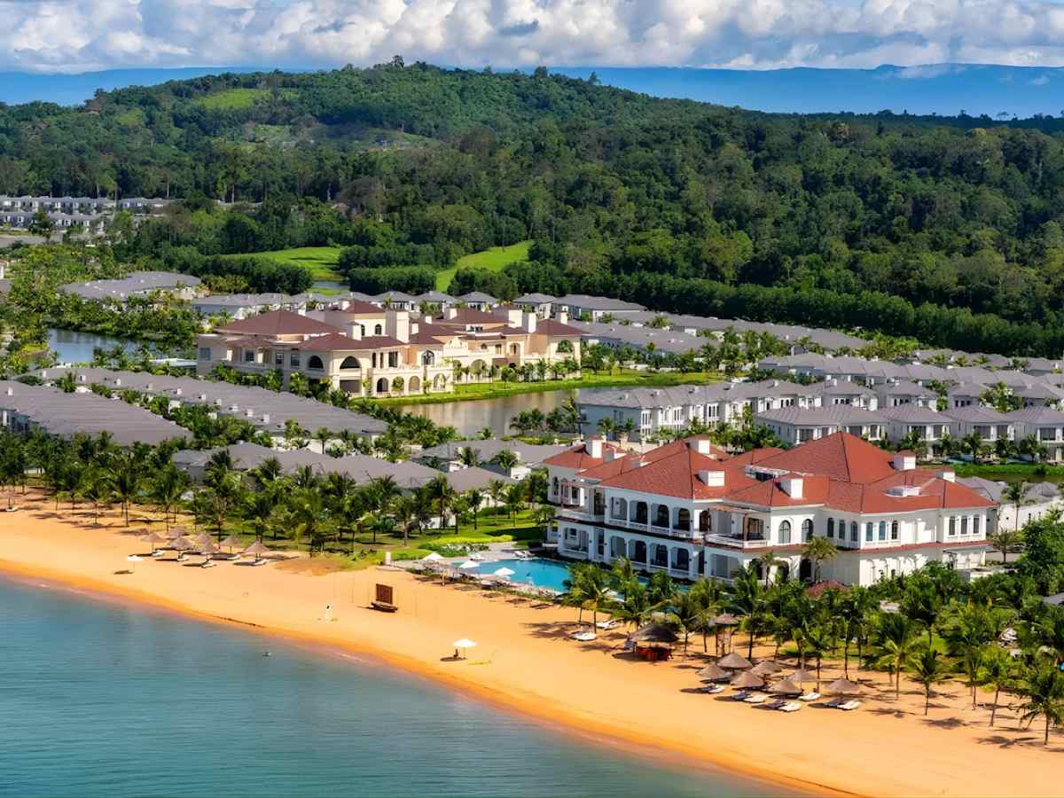 Melia Vinpearl Phú Quốc tọa lạc Bãi Dài, hài hòa giữa biển xanh và thiên nhiên. 
