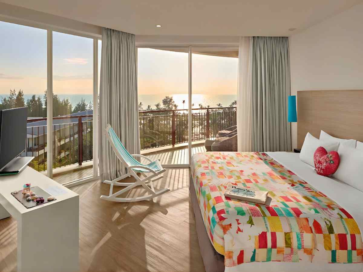 Phòng nghỉ SOL by Melia Phú Quốc thiết kế hiện đại, ban công hướng biển.