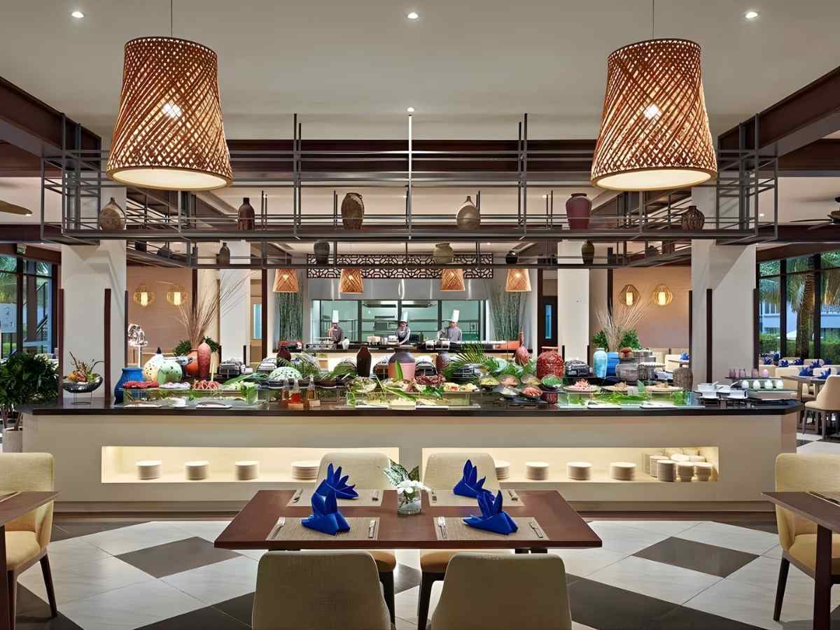 Không gian nhà hàng Best Western Premier Sonasea Phú Quốc rộng rãi, phục vụ buffet phong phú.