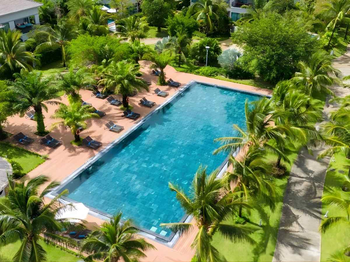 Hồ bơi lagoon Best Western Premier Sonasea Phú Quốc hòa quyện cùng cảnh quan nhiệt đới.