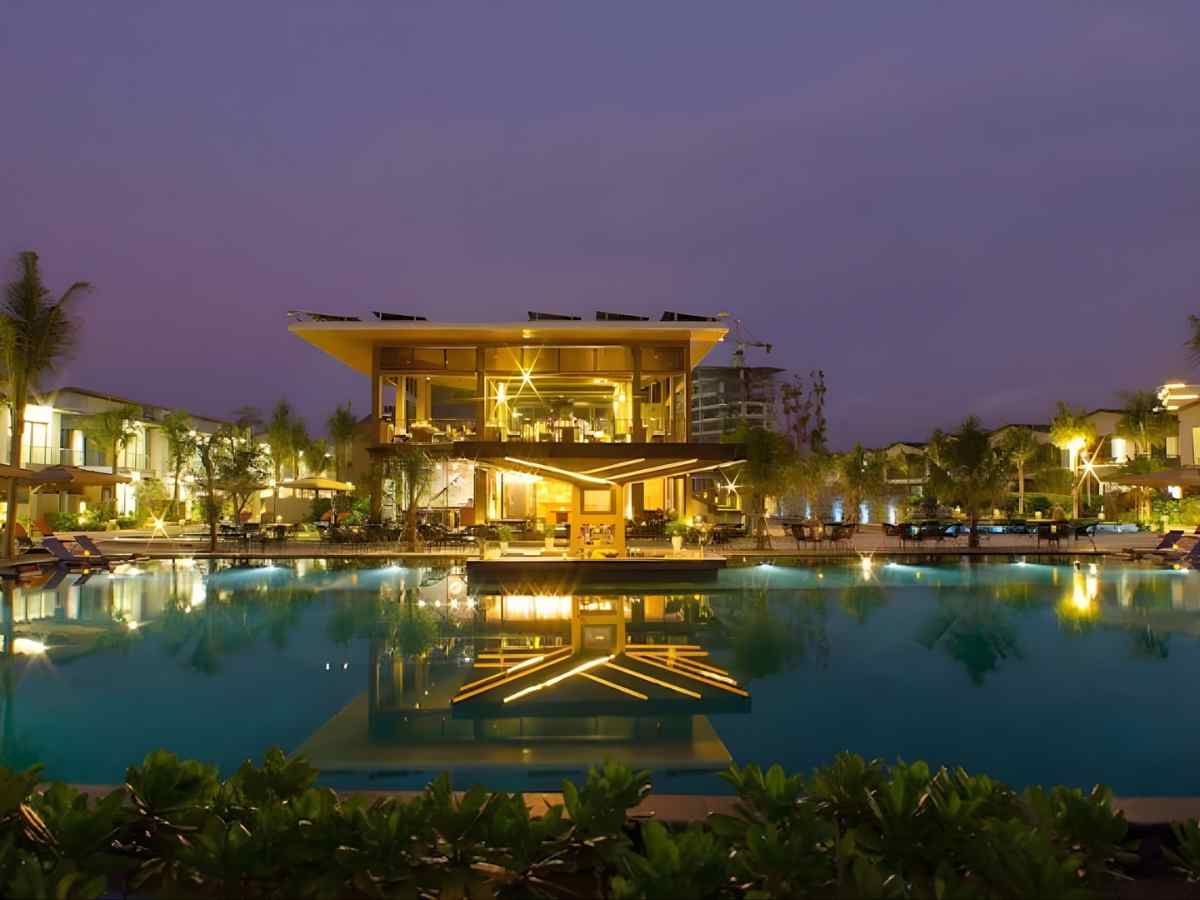 Hồ bơi ngoài trời Sonaga Beach Resort & Villas Phú Quốc kết nối hài hòa cảnh quan biển.