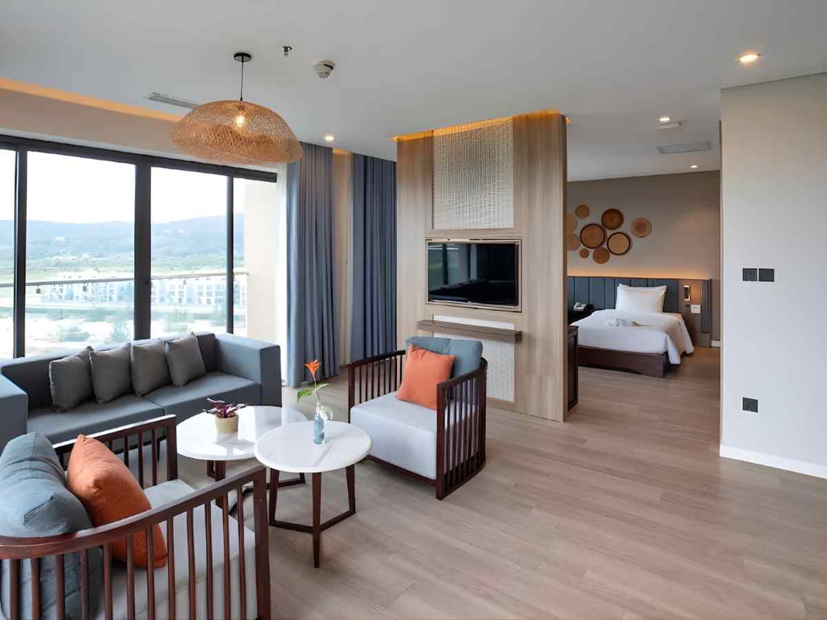 Phòng nghỉ Sonaga Beach Resort & Villas Phú Quốc rộng rãi, ban công hướng biển.