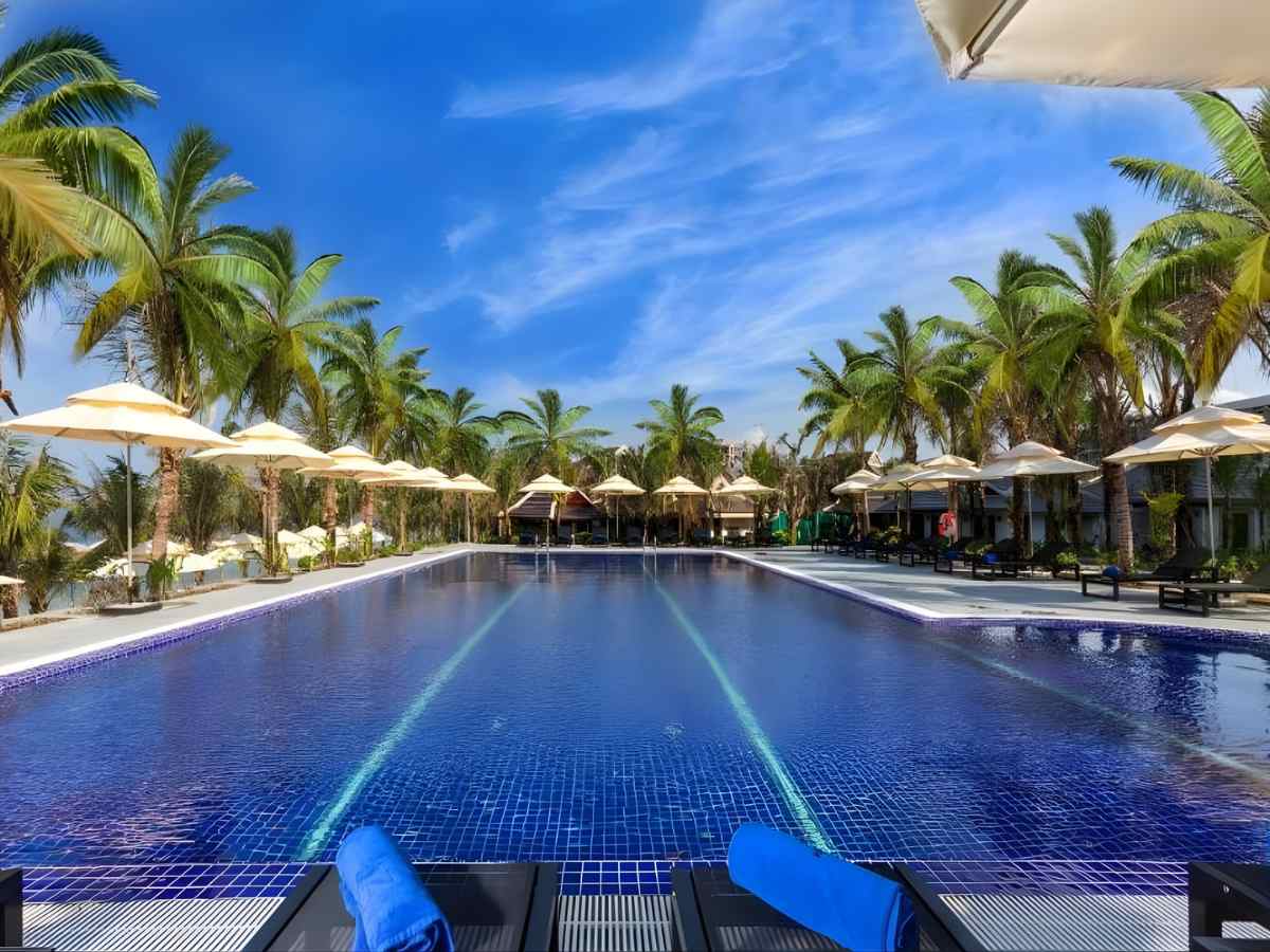 Hồ bơi ngoài trời Amarin Resort & Spa Phú Quốc mang lại không gian thư giãn.