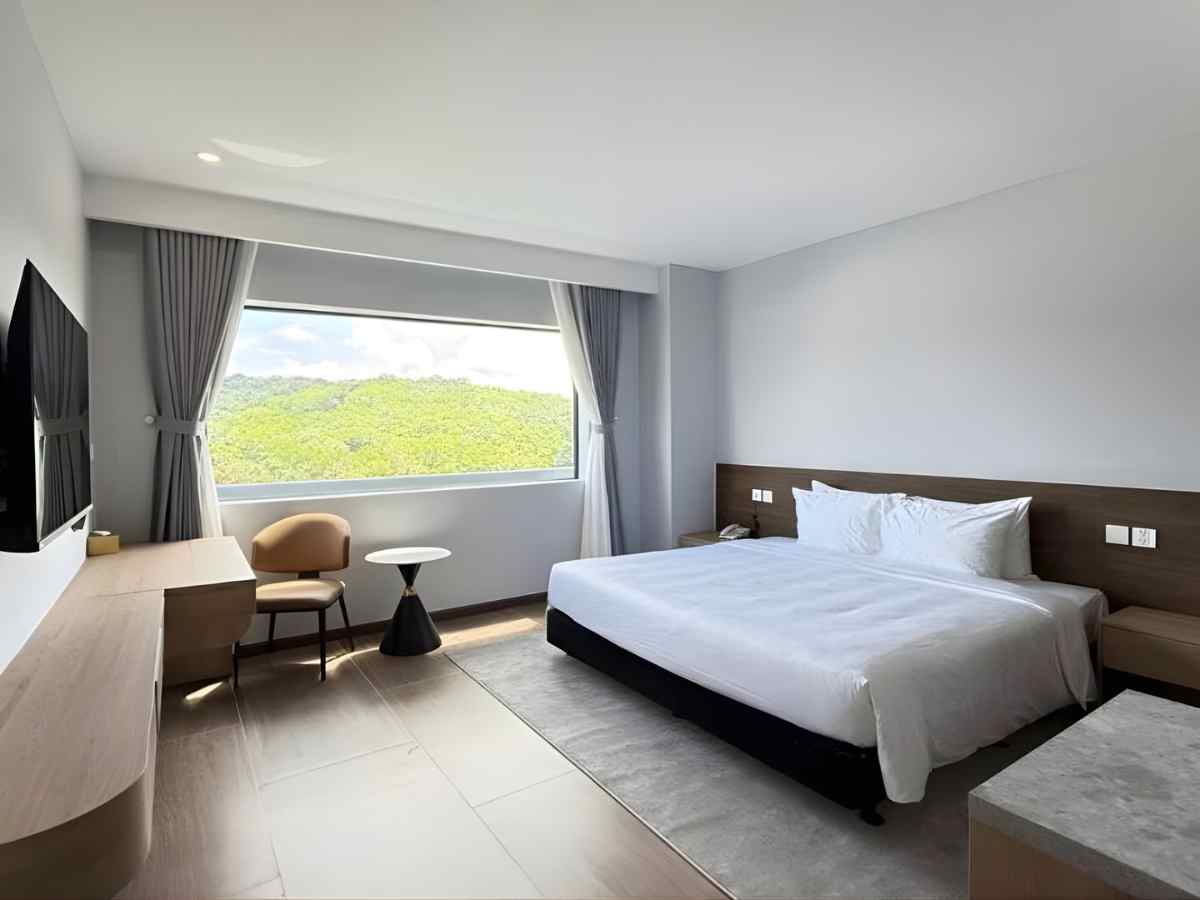 Phòng nghỉ Amarin Resort & Spa Phú Quốc thiết kế tối giản, tầm nhìn hướng núi.