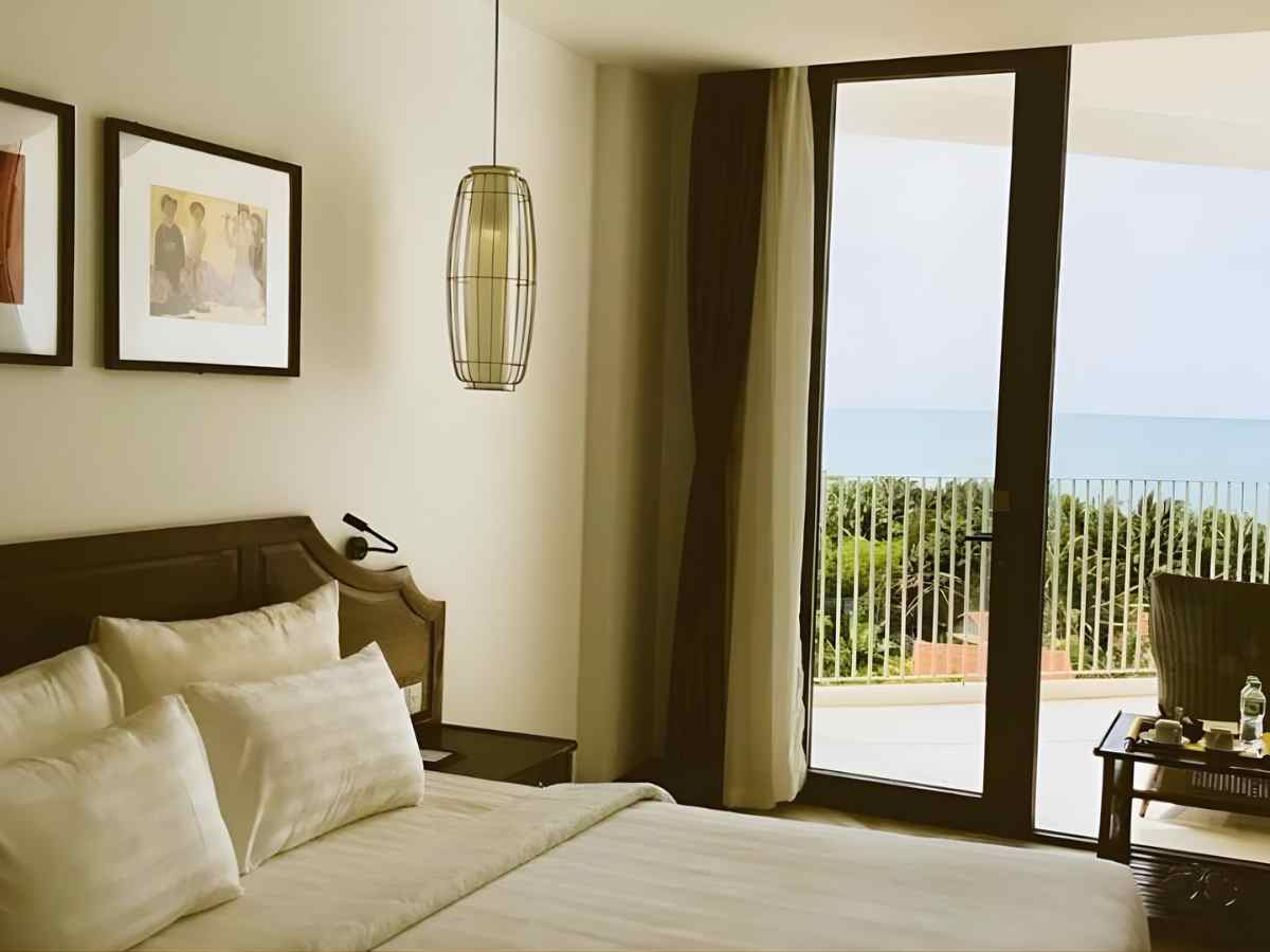 Phòng nghỉ The Palmy Phu Quoc Resort & Spa có ban công hướng biển.